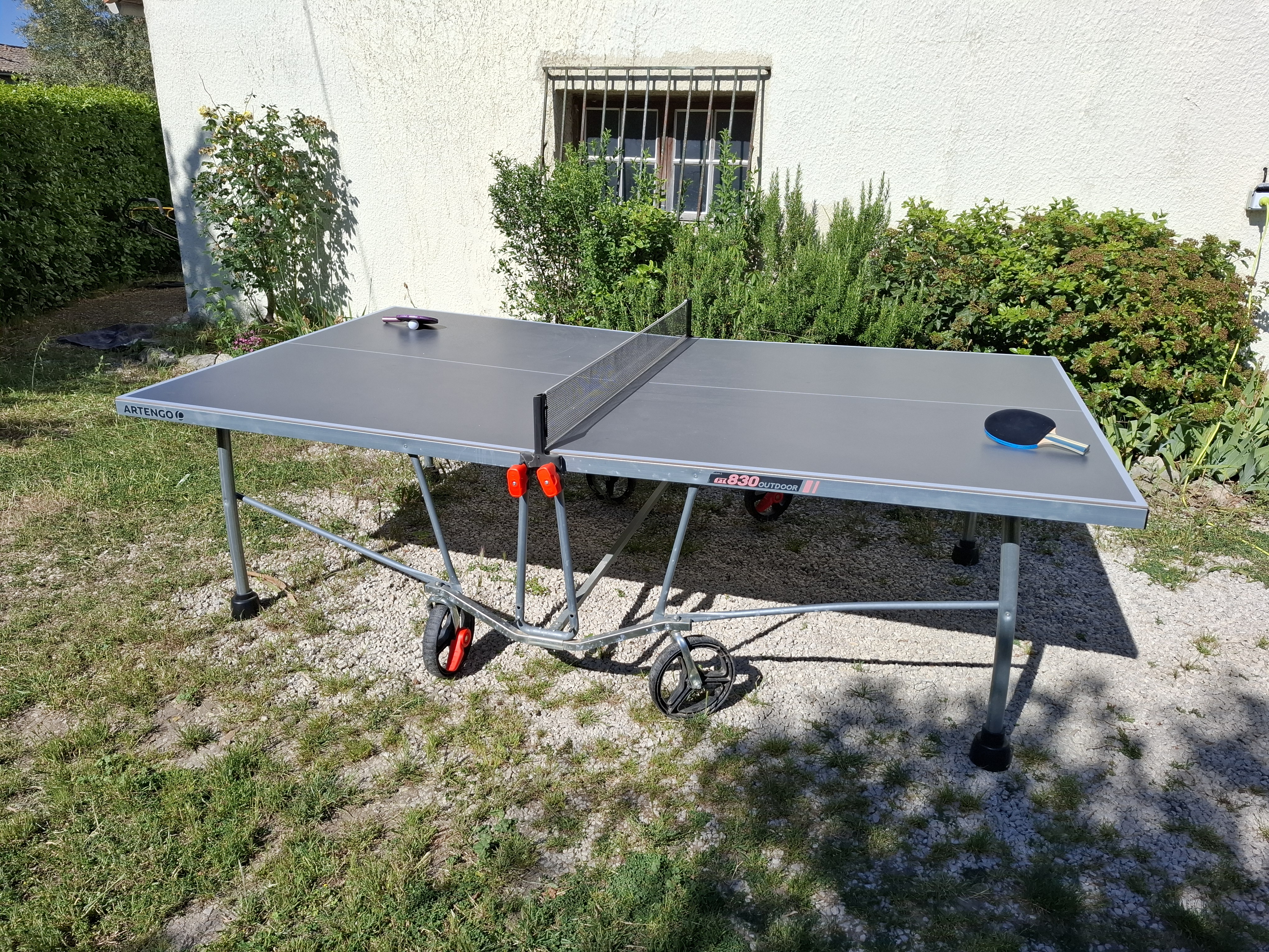 Table de ping-pong dans le jardin